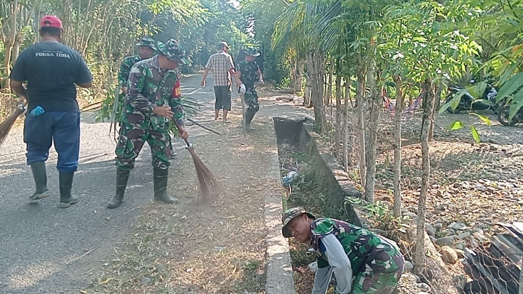Momentum Jumat Bersih, Personel Kodim 0102/Pidie Bersama Warga Gotong Royong Bersihkan Lingkungan Lokasi TMMD ke-129