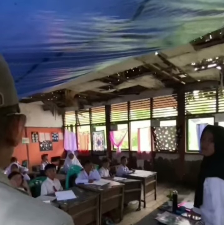 Memprihatinkan! SDN di Inhil Rusak Parah: Atap Bocor Ditutup Terpal, Murid Belajar Dua Shift