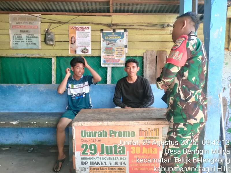 Komsos dengan Pemuda Beringin Mulya, Babinsa Koramil 06/Kateman Ajak Pemuda Jauhi Judi Online dan Narkoba