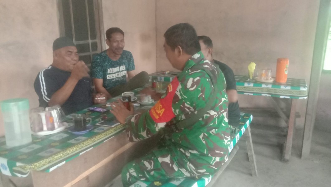 Cegah Karhutla, Babinsa Koramil 02/BK Patroli dan Sosialisasi di Teluk Makmur