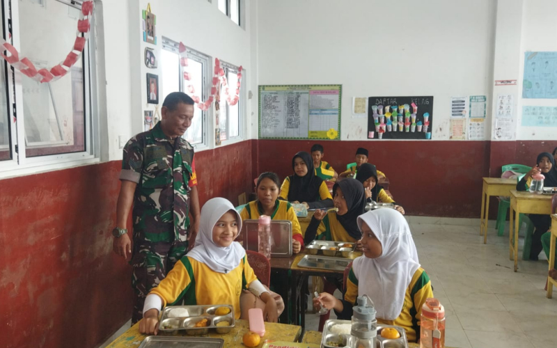 Babinsa Ratu Sima Dampingi Penyaluran 3.277 Porsi Makanan Bergizi di Dumai