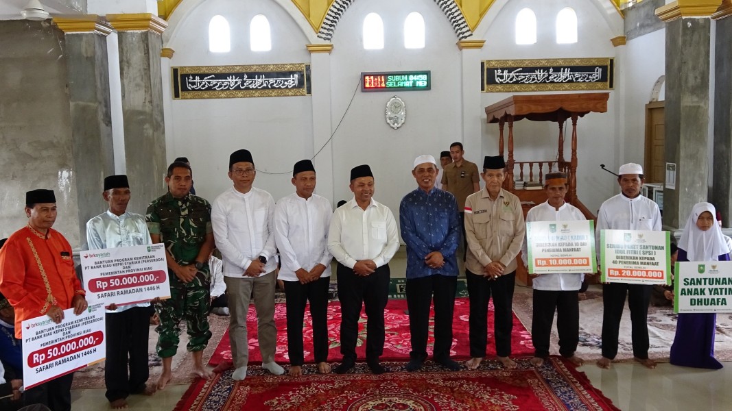 Gubernur Riau Abdul Wahid Serahkan Bantuan dan Serap Aspirasi Warga Sungai Simbar