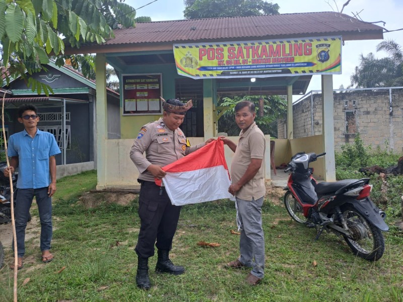 Semarak HUT Ke-81 RI, Polsek Minas Bersama Warga Pasang Bendera Merah Putih di Pos Satkamling Rantau Bertuah