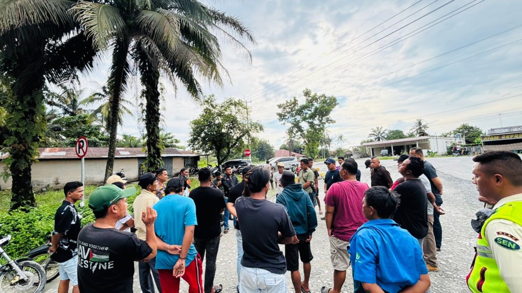 Warga Pangkalan Pisang Gelar Aksi Spontan, Tuntut PT RAPP Betonisasi Jalan Berdebu
