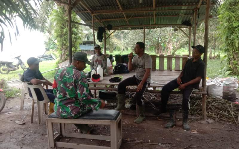 Babinsa Purnama Lakukan Pencegahan Karhutla di Titik Rawan