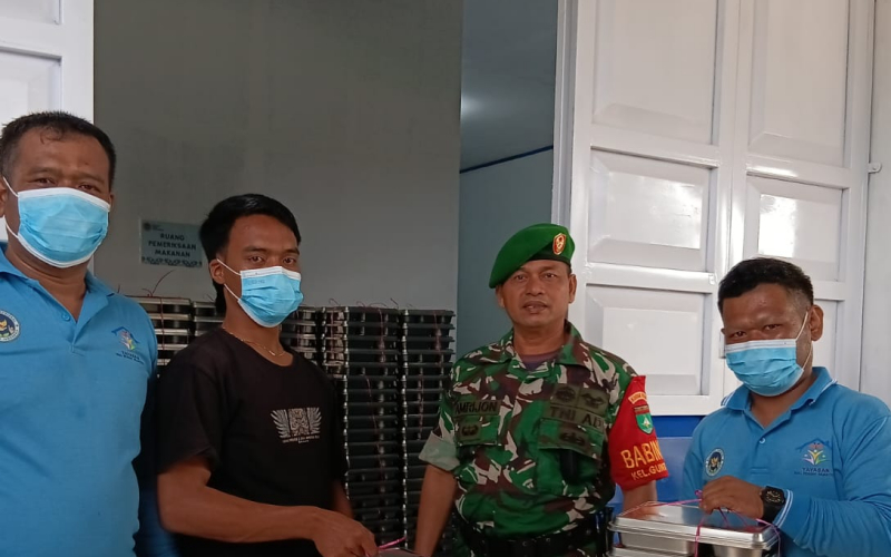 Dukung Program Pemerintah, Babinsa Guntung Dampingi Pembagian Makanan Bergizi Gratis