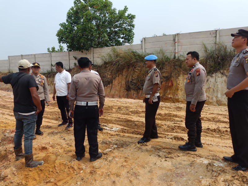 POLSEK SIAK HULU TERTIBKAN LOKASI GALIAN C DIDUGA ILEGAL DI DESA BARU