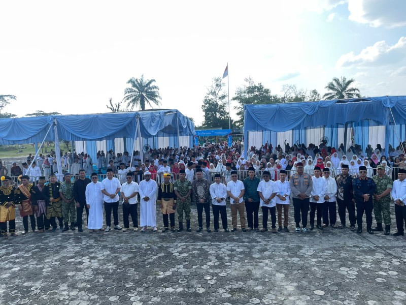 Berkah Kemerdekaan Menebarkan Kebaikan, Ketua Elang 3 Hambalang Riau Lakukan Zikir Akbar, Bagikan 1000 Paket Sembako dan 1000 Karung Beras untuk Masyarakat Kampar