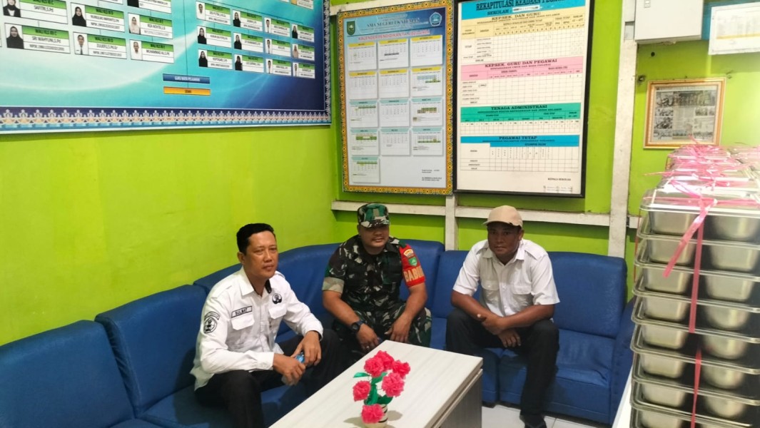 Babinsa Koramil 06/Kateman Kunjungi SMAN 1 Kateman, Pererat Silaturahmi dengan Majelis Guru