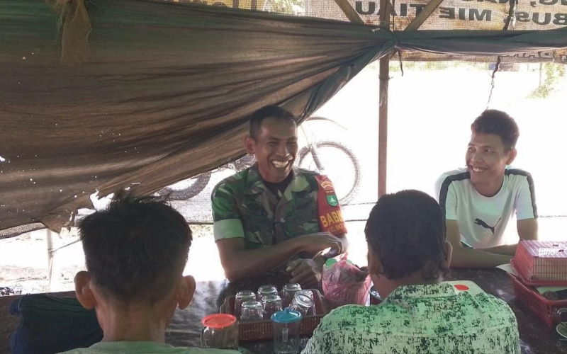Babinsa Koramil 01 Dumai Laksanakan Patroli dan Sosialisasi Keamanan Jalur Pipa Minyak