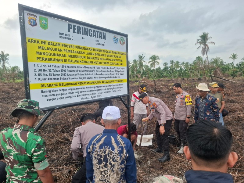 Cegah Kebakaran Hutan dan Lahan, Polres Inhil Pasang Plang Peringatan Karhutla di Kelurahan Teluk Pinang