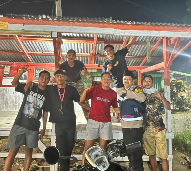 Bhabinkamtibmas dan Pemuda Desa Sungai Sirih, Jaga Kampung Menjelang Sahur