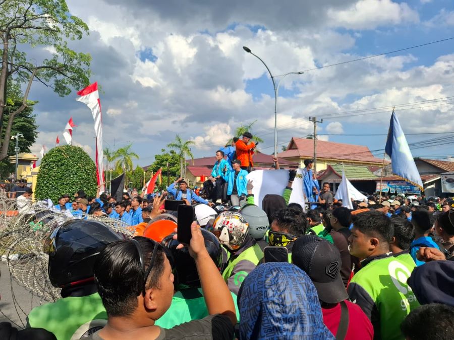 Aksi Solidaritas di Mapolda Riau, Mahasiswa dan Ojol se-Pekanbaru Desak Presiden Copot Kapolri