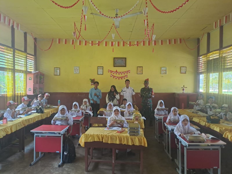 Dukung Generasi Sehat dan Cerdas, Babinsa Koramil 06/Kateman Kawal Kegiatan MBG di Kateman