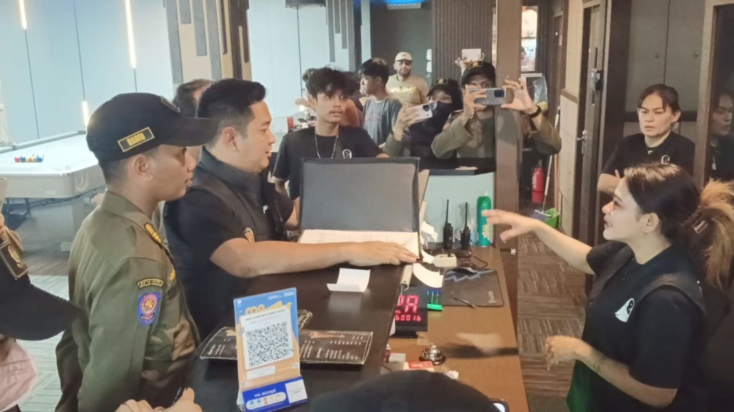 Melewati Batas Waktu, Satpol PP Dumai Tutup Paksa Tempat Usaha Billiard