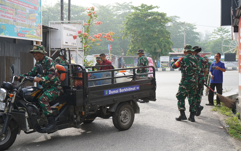 Karya Bakti Zero Waste, TNI dan Masyarakat Bersihkan Pasar Lepin