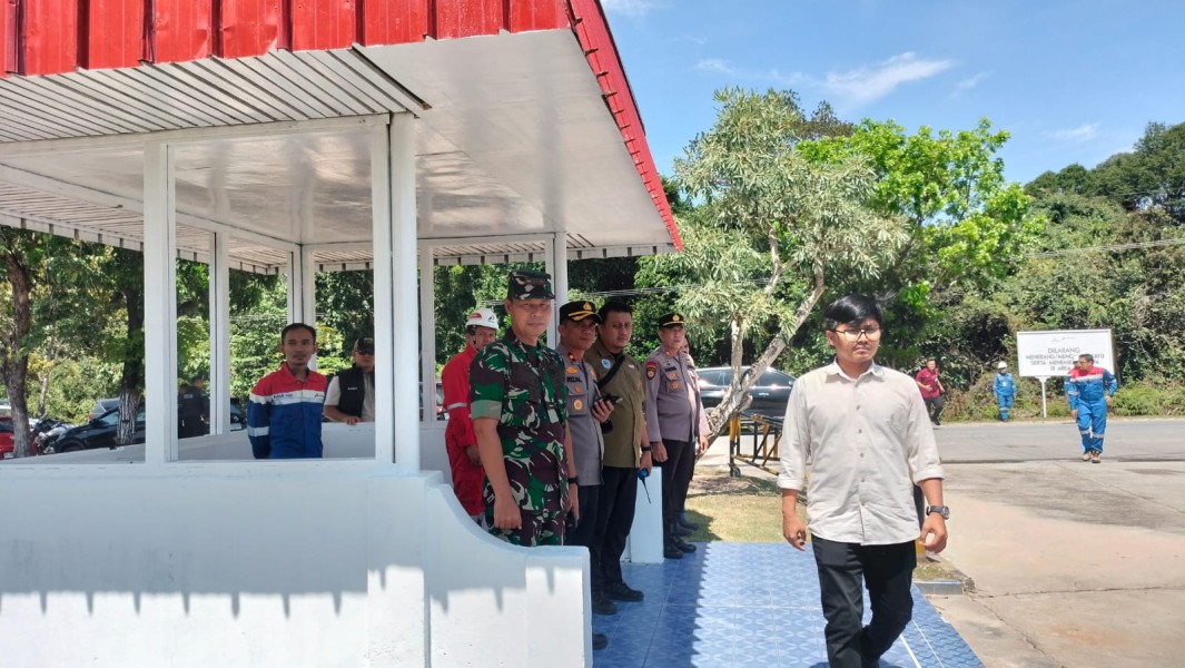 Danramil 03/Minas Kapten Arh Aguswanto Beserta Personil Kawal Kunjungan Menteri LH ke Lokasi PT PHR