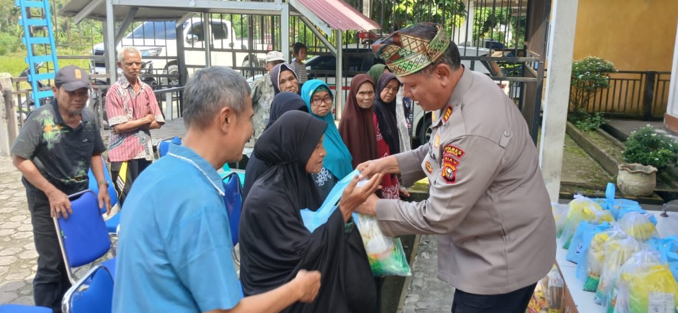 Jumat Berkah Berbagi Rejeki PT Green Palma Riau Jaya dengan Kapolsek Kampar Bagikan Sembako di Desa Pulau Tinggi