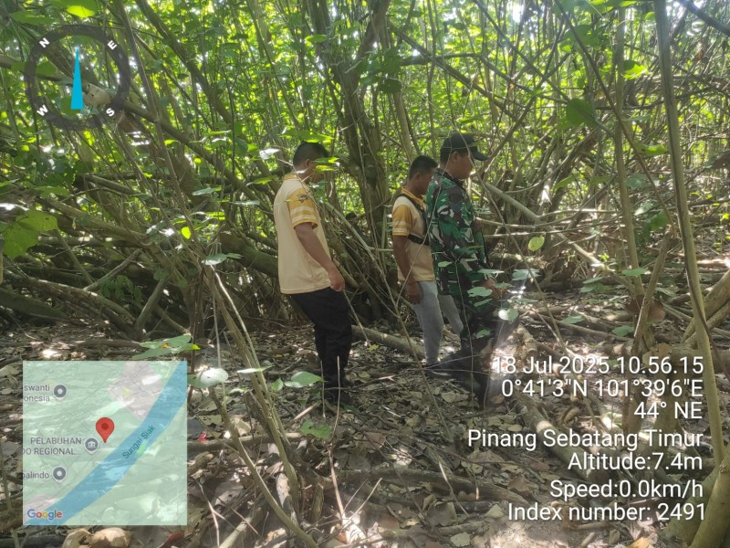 Cegah Karhutla, Babinsa Koramil 04/Perawang Giat Patroli di Pinang Sebatang Timur