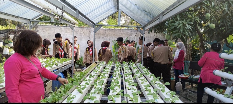 UMKM Jelita Wirani Binaan Kilang Pertamina Dumai Kenalkan Hidroponik ke Pelajar MAN 1 Dumai