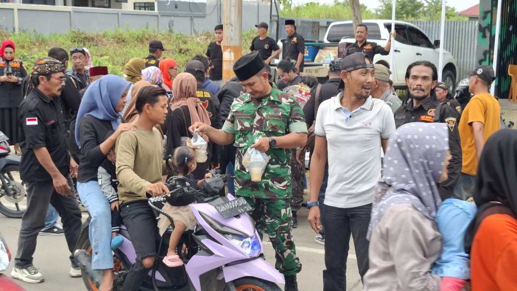 Kodim 0314/Inhil Bersama Grib Jaya Bagikan Takjil Gratis kepada Masyarakat