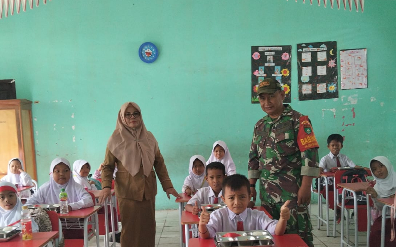 Sinergi Babinsa dan BGN, Ribuan Siswa di Bukit Kapur Terima Makanan Bergizi Gratis