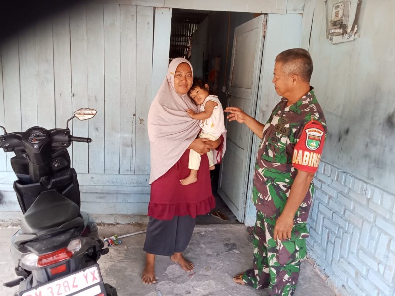 Babinsa Sertu L. Syahdanur Lakukan Pengecekan Anak Stunting di Empang Pandan