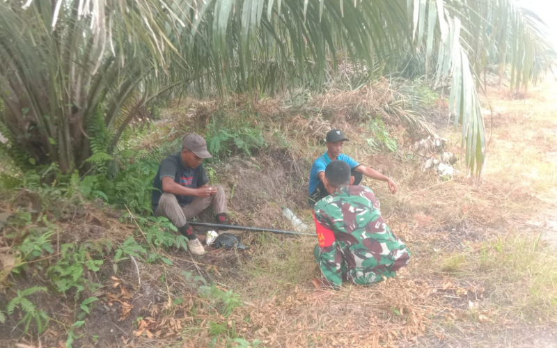 Sertu Ramli Edukasi Warga: Jangan Membuka Lahan dengan Cara Membakar