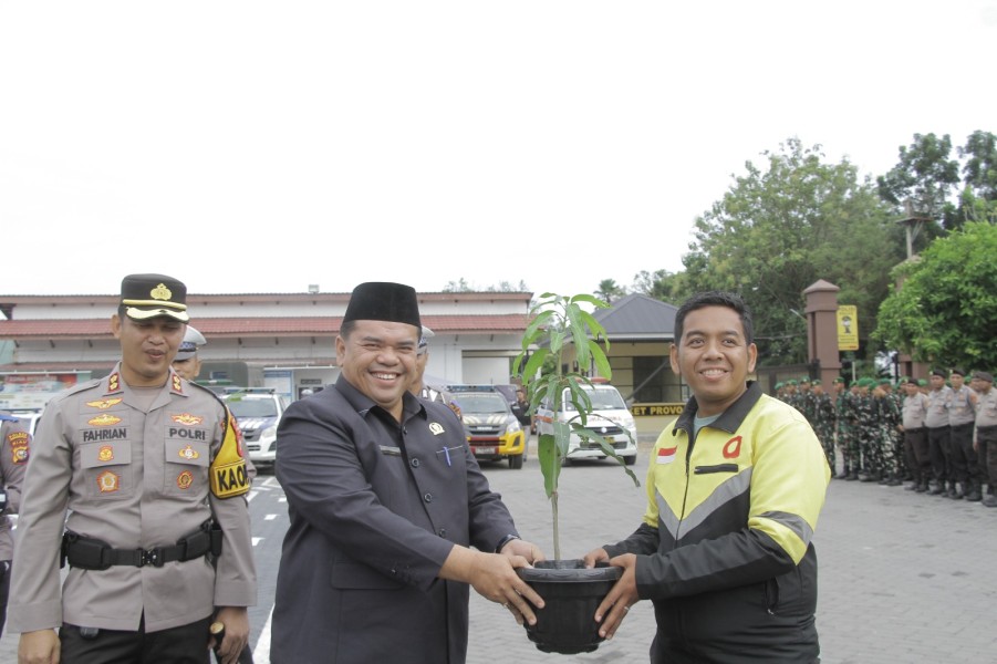 Unik, Polres Inhu Bagikan Bibit Pohon kepada Ojol, Pramuka dan PKS di Momen Gelar Pasukan Ops Zebra