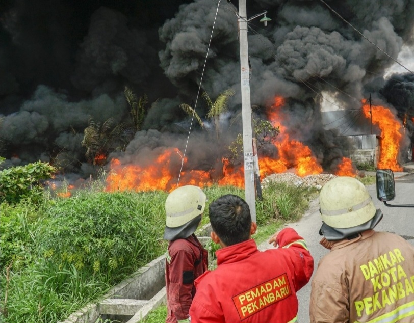 Polisi Disorot Usai Kebakaran Gudang BBM Ilegal di Pekanbaru: Dugaan Pembiaran dan Ancaman Pidana
