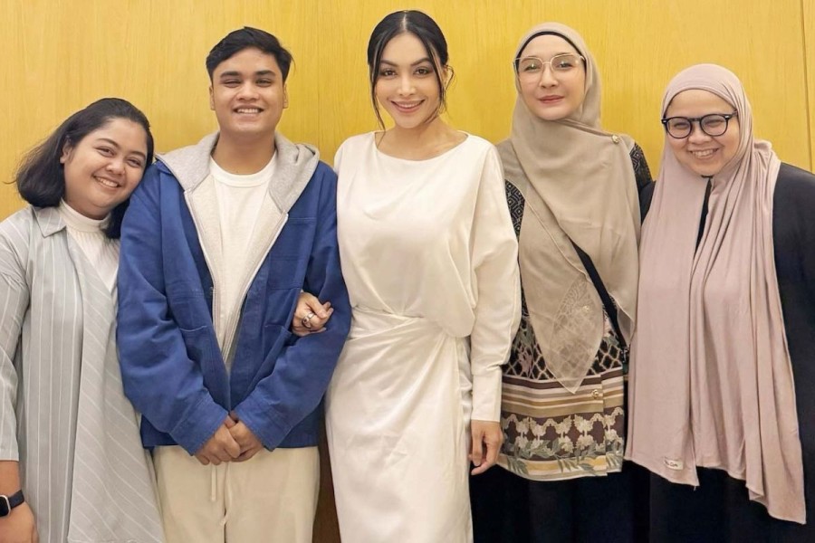 Tangis Haru Warnai Pertemuan Denada dengan Ressa Rosano saat Lebaran