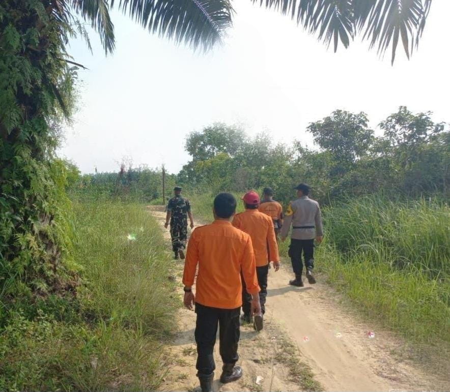 Babinsa Sertu Sarju Koramil 04/Perawang Laksanakan Patroli Karhutla di Tualang