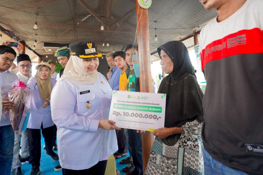 Bupati Kasmarni Tinjau Korban Kebakaran di Bukit Batu, Serahkan Bantuan dan Ajak Warga Tetap Tabah