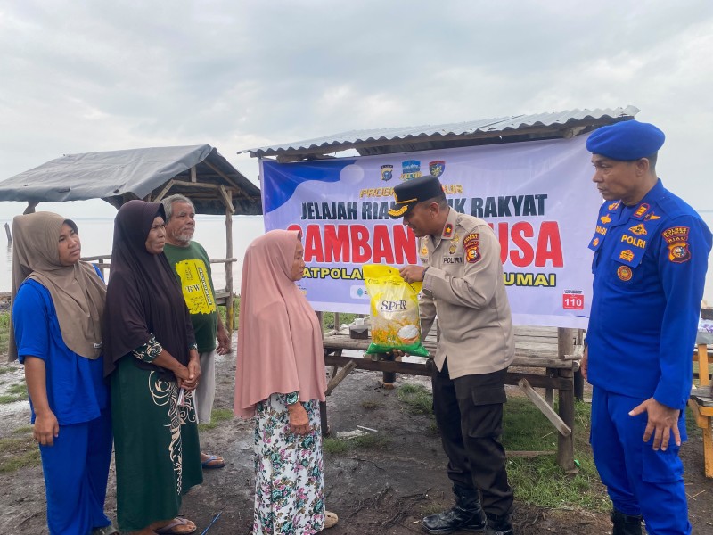 Polres Dumai “Jelajah” Pesisir Mundam, Bawa Sembako, Obat Gratis hingga Kapal Baca untuk Warga