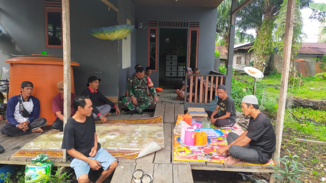 Disela Tugas TMMD ke-123, Babinsa Koramil 06/Kateman Sempatkan Bercengkrama dengan Warga