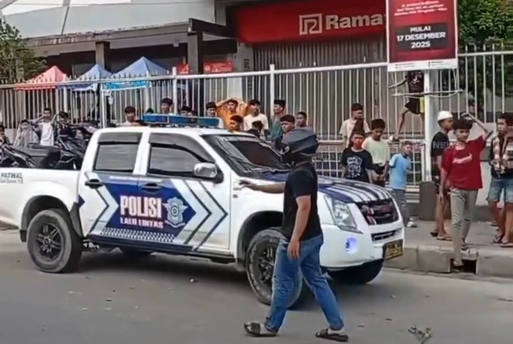 Dihujani Batu dan Petasan, Polisi Bubarkan Aksi ‘Asmara Subuh’ di Duri