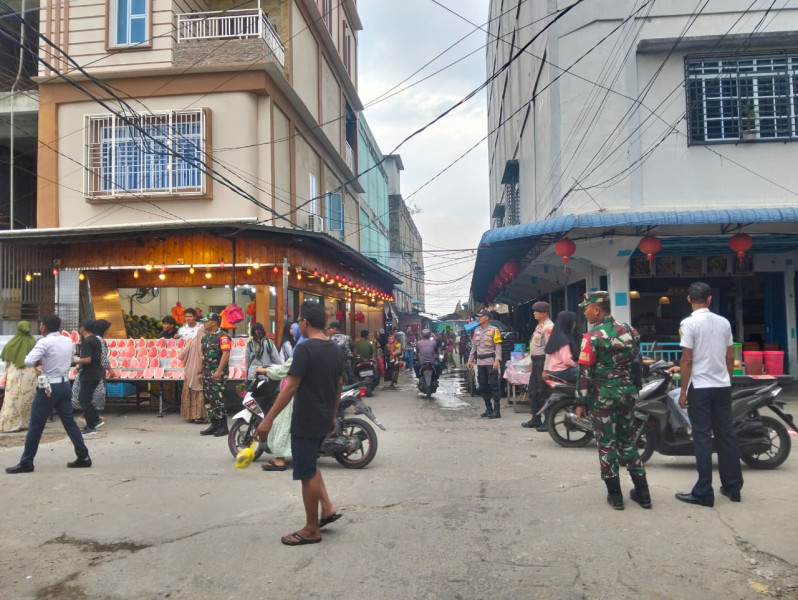 Operasi Tertib Ramadhan, Babinsa Bersinergi Bersama Jaga Keamanan di Pasar Mingguan