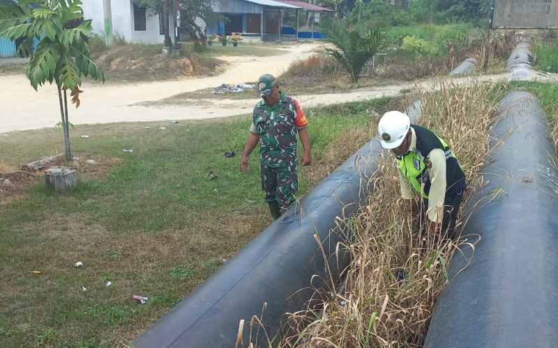 Babinsa Koramil 02 Patroli Keamanan di Sepanjang Jalur Pipa Minyak