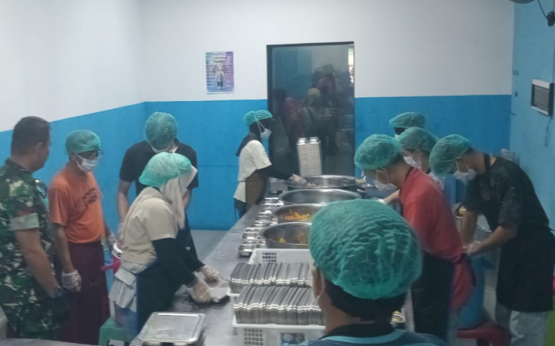 Babinsa Koramil 01/Dumai Dampingi Penyaluran Makanan Bergizi Gratis di Sekolah dan Posyandu