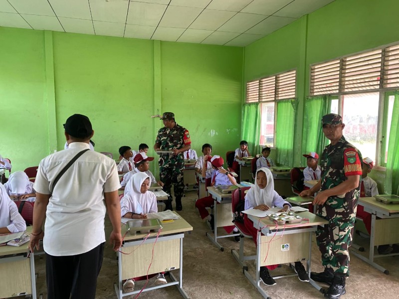 Dukung Generasi Sehat, Babinsa Koramil 06/Kateman Berikan Pendampingan Program MBG di Sekolah
