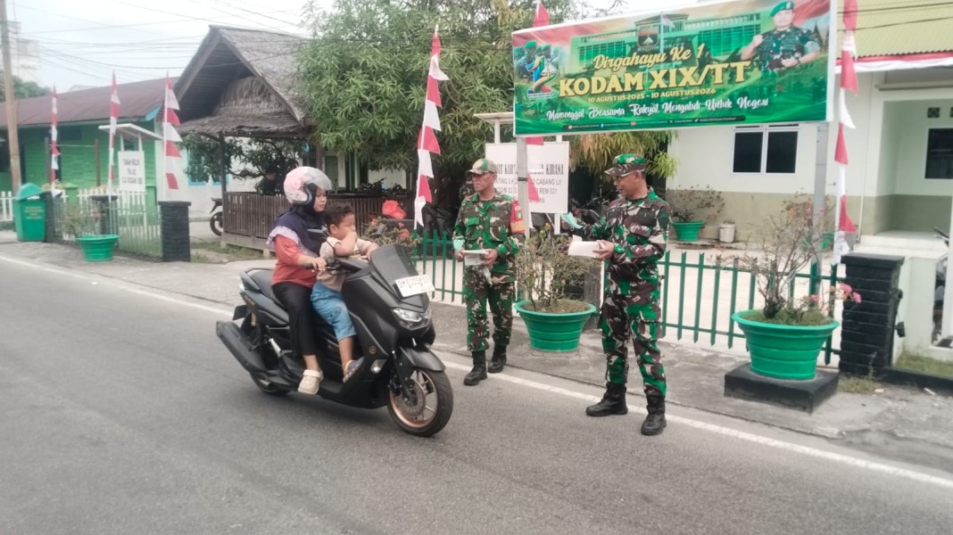 Tim Mabes TNI Bagikan Masker kepada Warga Tebing Tinggi, Antisipasi Dampak Asap Karhutla