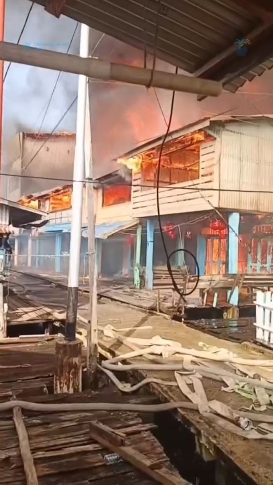 Dahsyat! Kebakaran di Inhil Hanguskan Kantor Polsek, Babinsa dan Puluhan Rumah