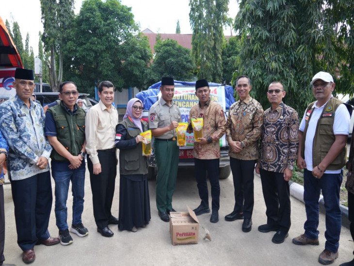 Diterima Langsung Bupati Solok, Bupati Kampar Ahmad Yuzar Serahkan Bantuan Kemanusiaan