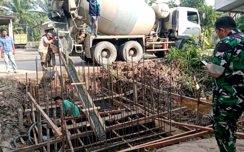 Gotong Royong TNI dan Warga Percepat Pembangunan Jembatan Beton di Sungai Sembilan