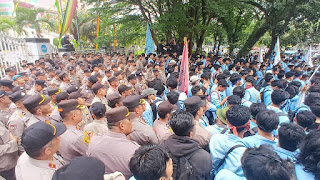 Demo Mahasiswa di DPRD Riau Berlangsung Damai, Mahasiswa dan Polisi Bersalaman