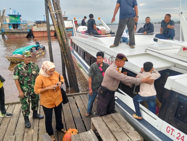 Babinsa Koramil 06/Kateman Bersinergi dalam Pengamanan Arus Balik di Pelabuhan Guntung