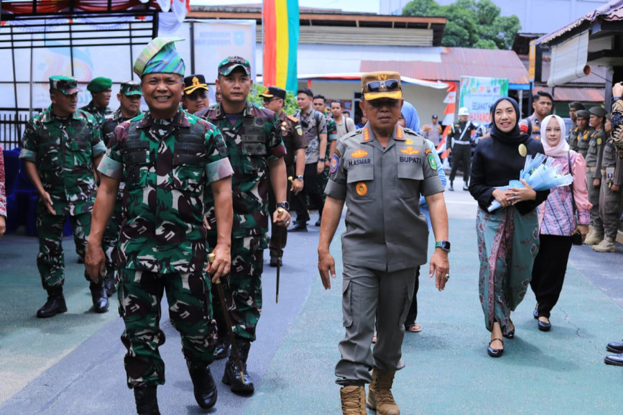 Berkunjung ke Meranti, Danrem 031 Wira Bima Dikalungi Bunga dan Dipasangkan Tanjak Oleh Bupati Asmar dan LAMR