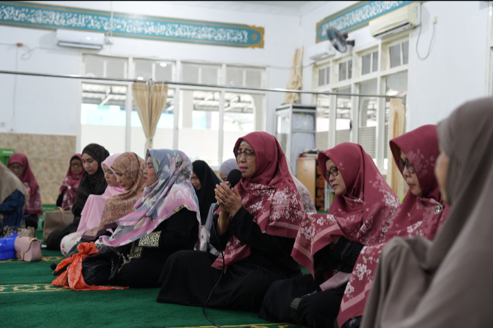 Persatuan Wanita Patra Kilang Dumai Bagian 100 Paket Makan Siang Jumat Berkah dan Mukena Gratis untuk Jamaah Masjid di Kelurahan Bukit Timah