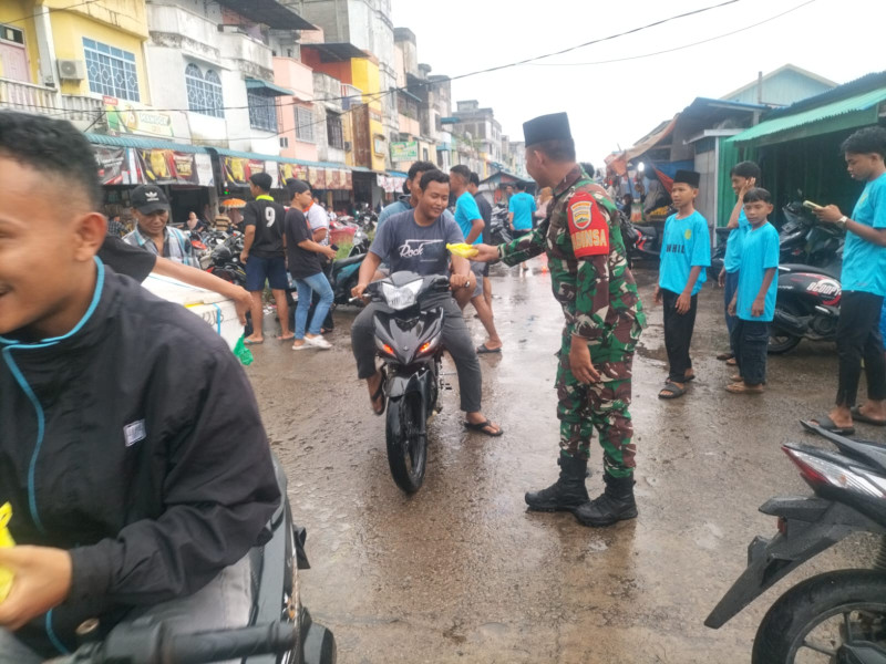 Babinsa Koramil 06/Kateman Bersama PSTI Bagikan Takjil Gratis Kepada Masyarakat
