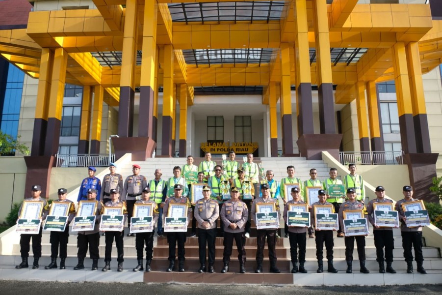 Berdedikasi dan Aktif Sukseskan Program Green Policing Kapolda Riau, Polisi Inhu Diganjar Hadiah Umroh